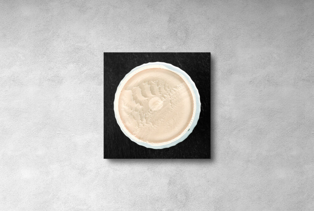 Fineartprint eines halbierten nudefarbenen Golfballs