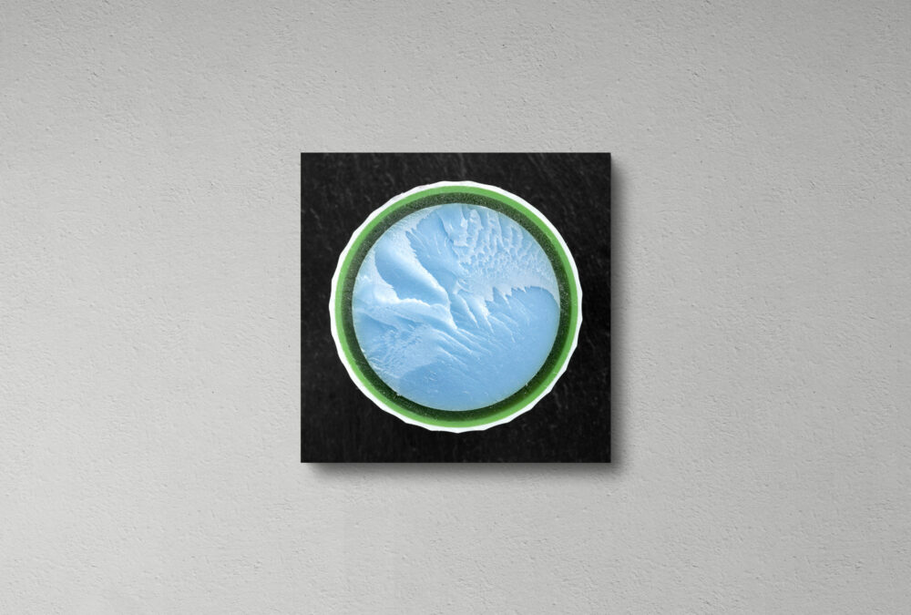 Fineartprint eines halbierten zartblauen Golfballs mit grünen Aussenschichten