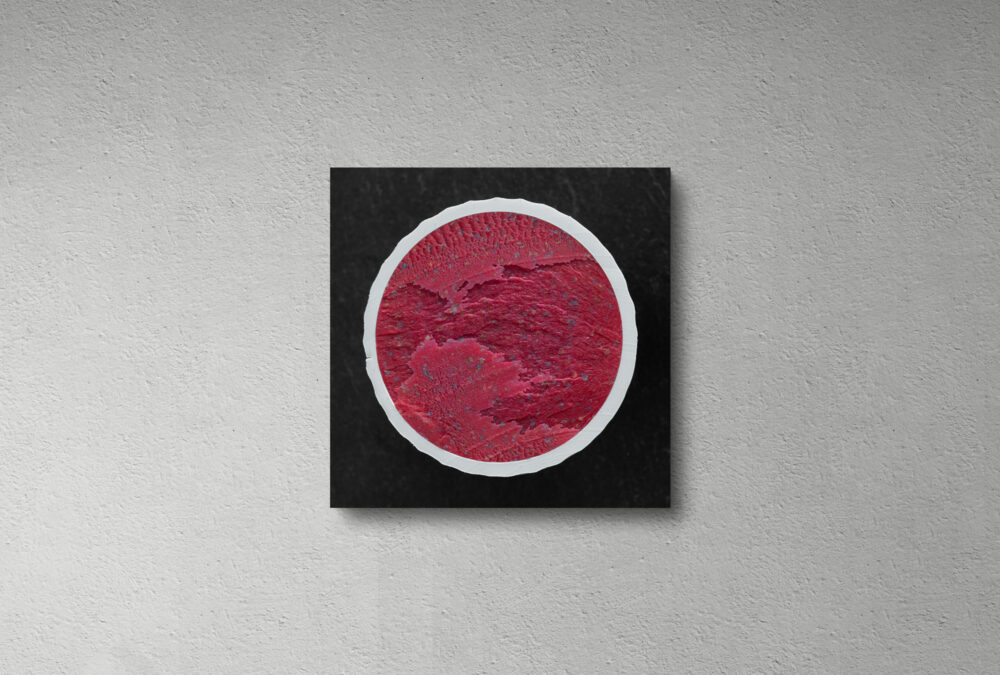 Fineartprint eines halbierten roten Golfballs