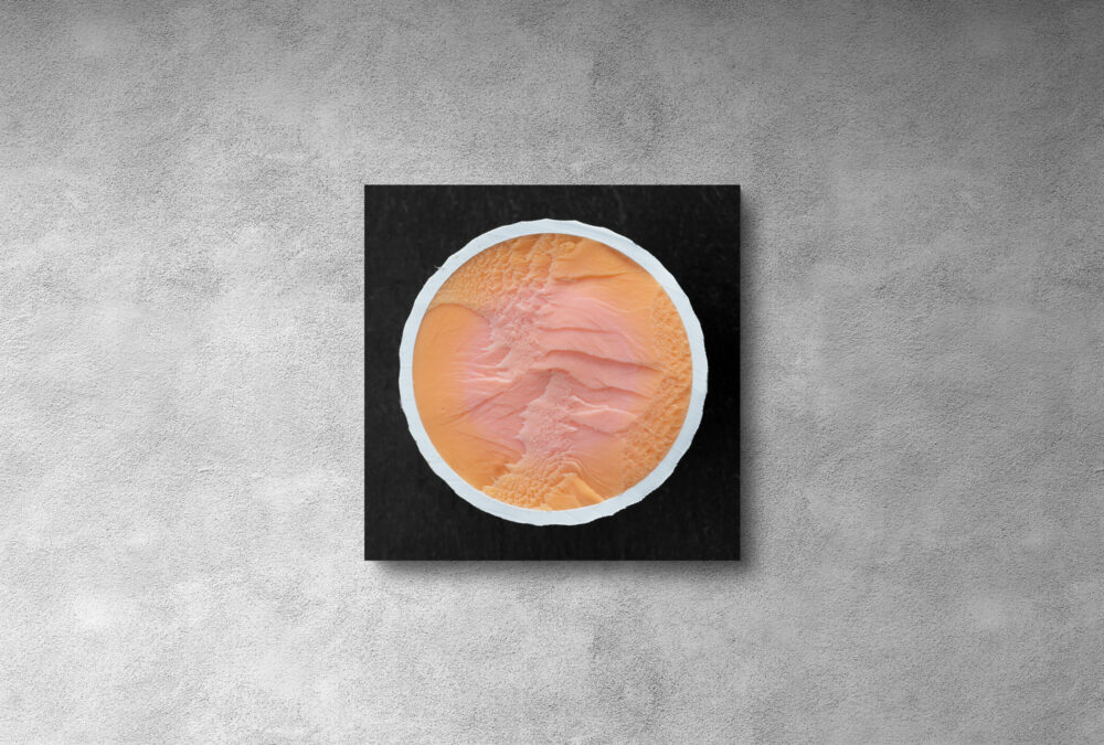 Fineartprint eines halbierten lachsfarbenen Golfballs