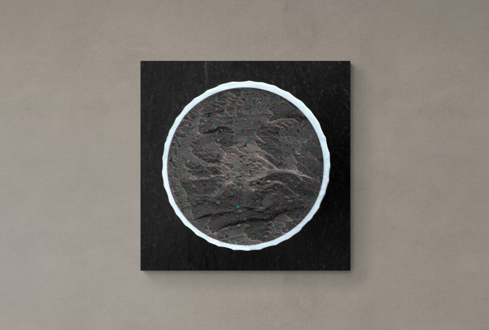 Fineartprint eines halbierten dunkelbraunen Golfballs