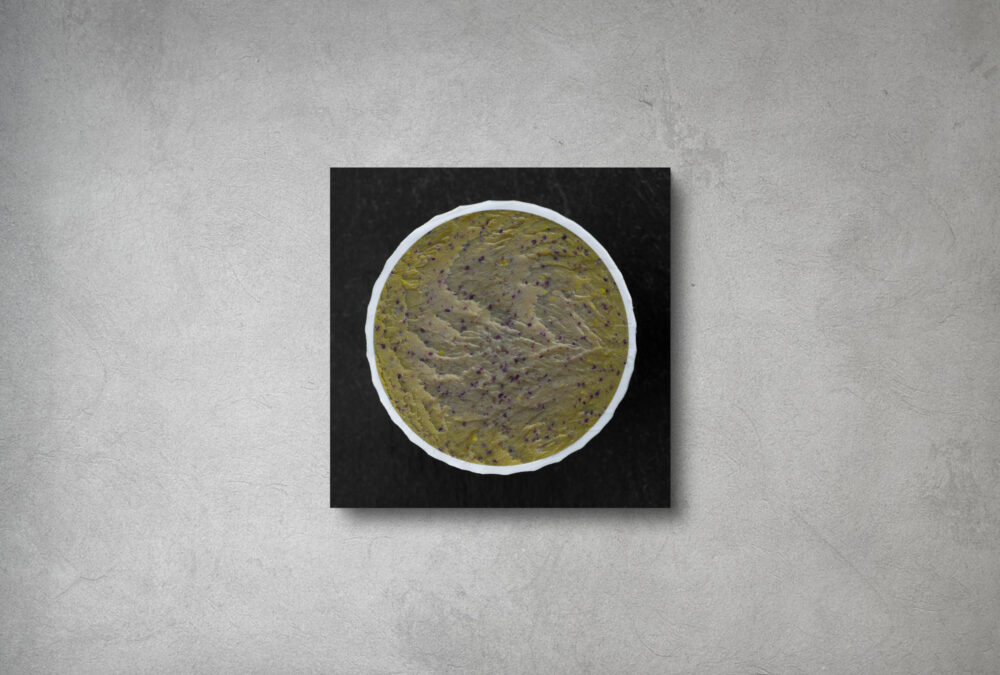 Fineartprint eines ockerfarbenen, halbierten Golfballs mit violetten Sprenkeln