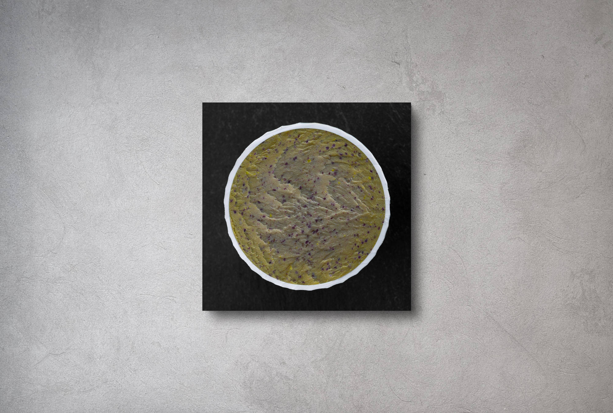 Fineartprint eines ockerfarbenen, halbierten Golfballs mit violetten Sprenkeln