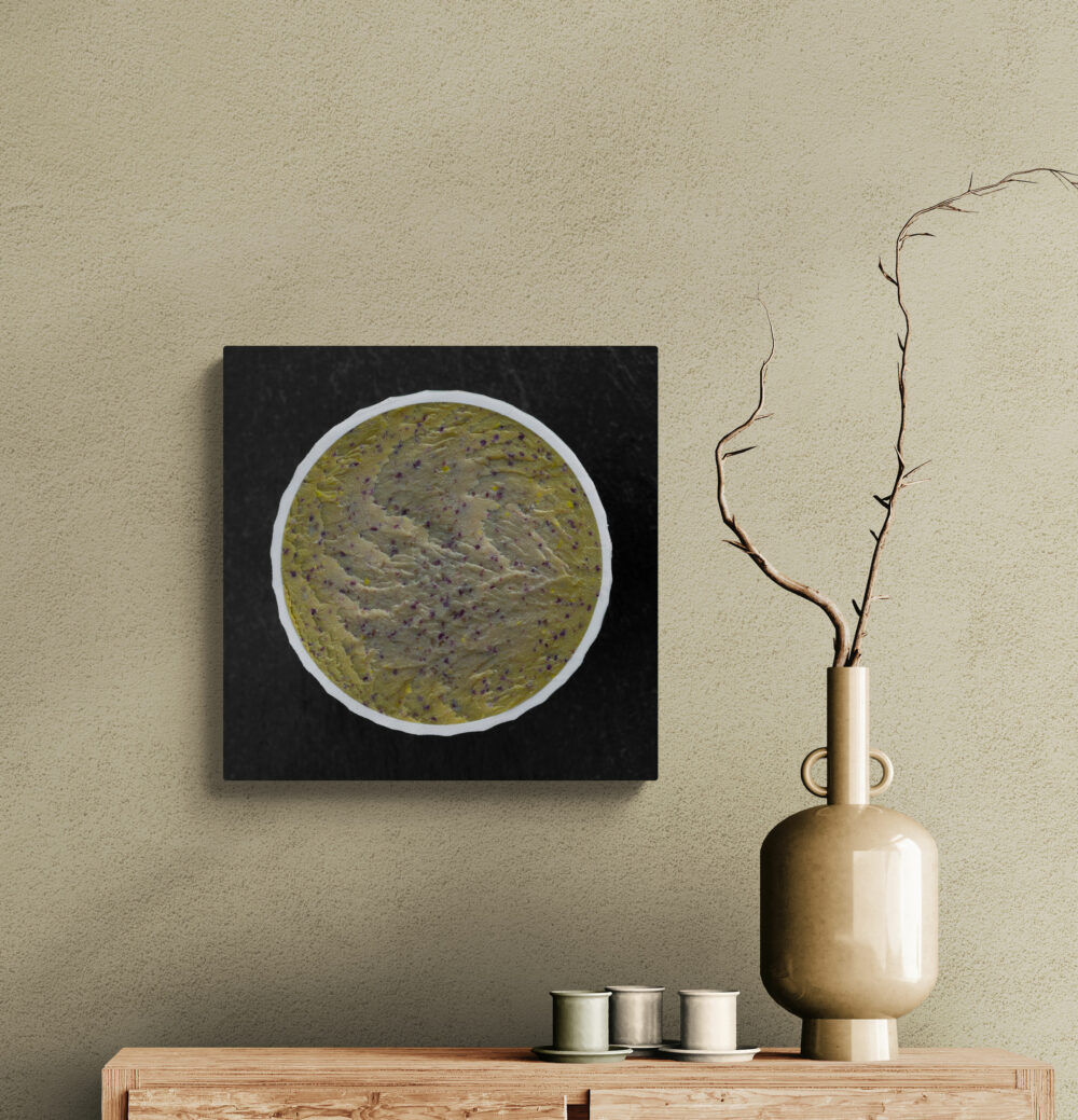 Fineartprint eines ockerfarbenen, halbierten Golfballs mit violetten Sprenkeln